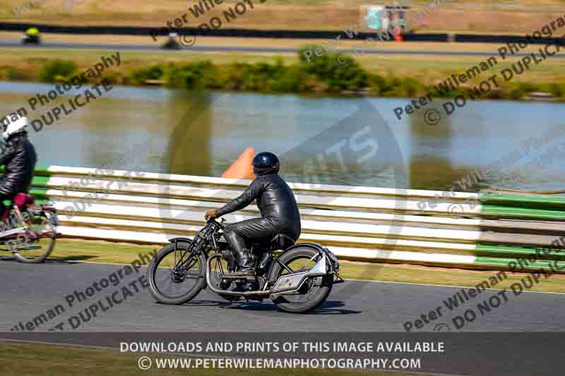 Vintage motorcycle club;eventdigitalimages;mallory park;mallory park trackday photographs;no limits trackdays;peter wileman photography;trackday digital images;trackday photos;vmcc festival 1000 bikes photographs